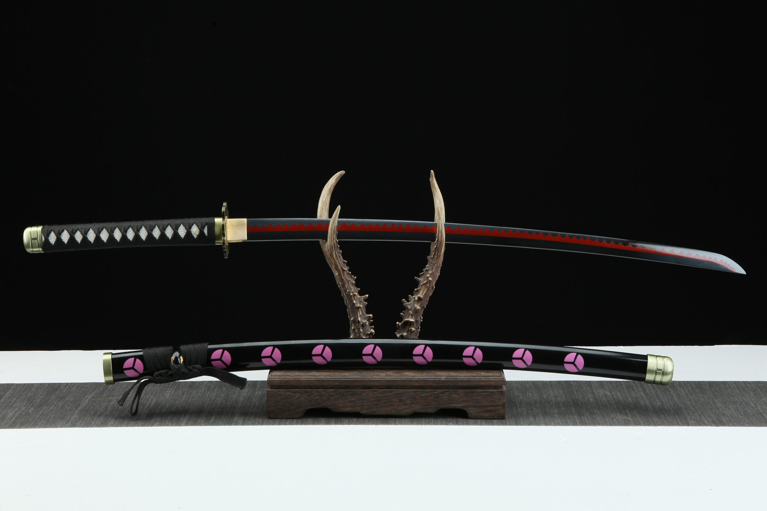 Premium Shusui Replica Katana | Zoro's Black Blade 1 shusui replica black blade with red hamon